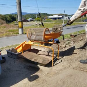 土ふるい機に土を投入